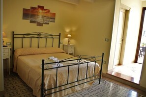 Escritorio, wifi gratis, ropa de cama