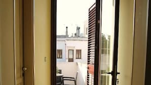 Escritorio, wifi gratis y ropa de cama 