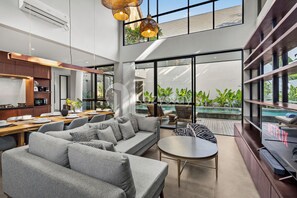 Villa, 4 habitaciones, alberca privada, vista a la alberca | Área de sala de estar | Televisión de pantalla plana 