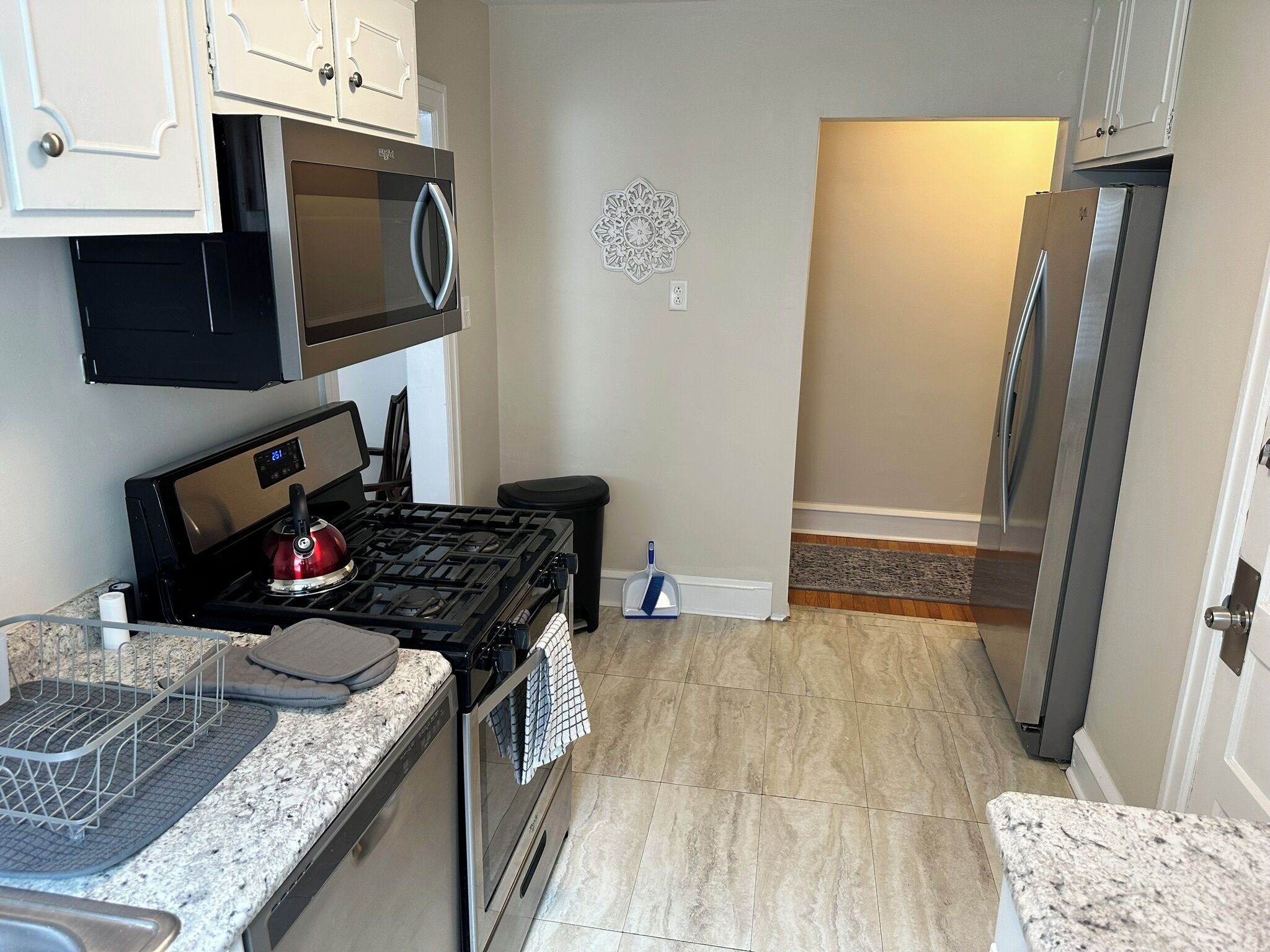 Refrigerador, microondas, horno y parrilla de estufa 