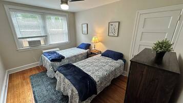 Escritorio, tabla de planchar con plancha, cuna de viaje y wifi gratis