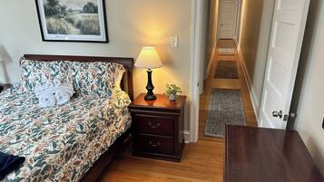 Escritorio, tabla de planchar con plancha, cuna de viaje y wifi gratis