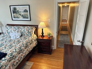 Bureau, fer et planche à repasser, lit parapluie, Wi-Fi gratuit