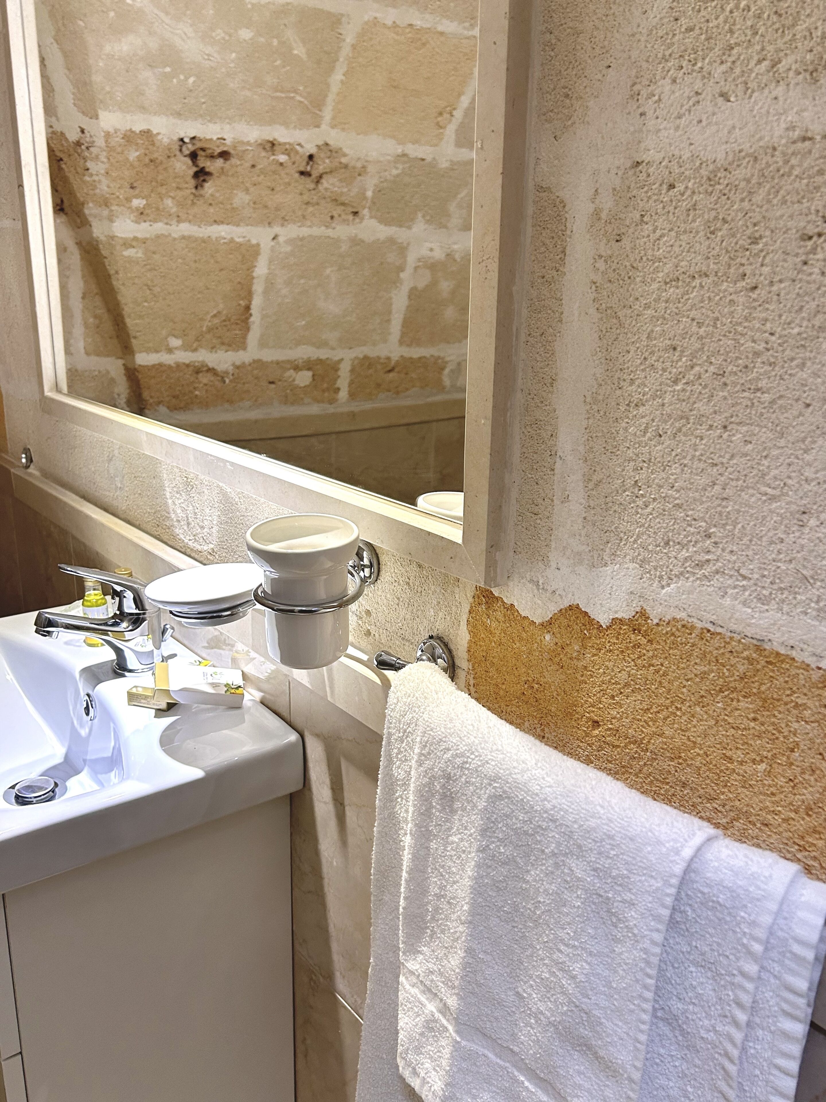 Doppel- oder Zweibettzimmer | Badezimmer | Hausschuhe