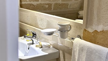 Habitación con 1 cama matrimonial o 2 individuales | Baño | Pantuflas