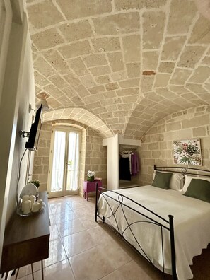 Habitación con 1 cama doble o 2 individuales, balcón | Sistema de insonorización y wifi gratis