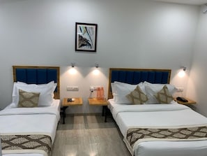 1 habitación, escritorio y espacio para trabajar con laptop