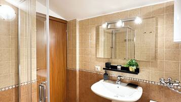 Doccia, asciugacapelli, bidet, asciugamani