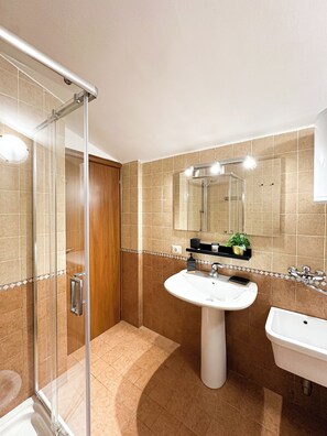 Dusche, Haartrockner, Bidet, Handtücher