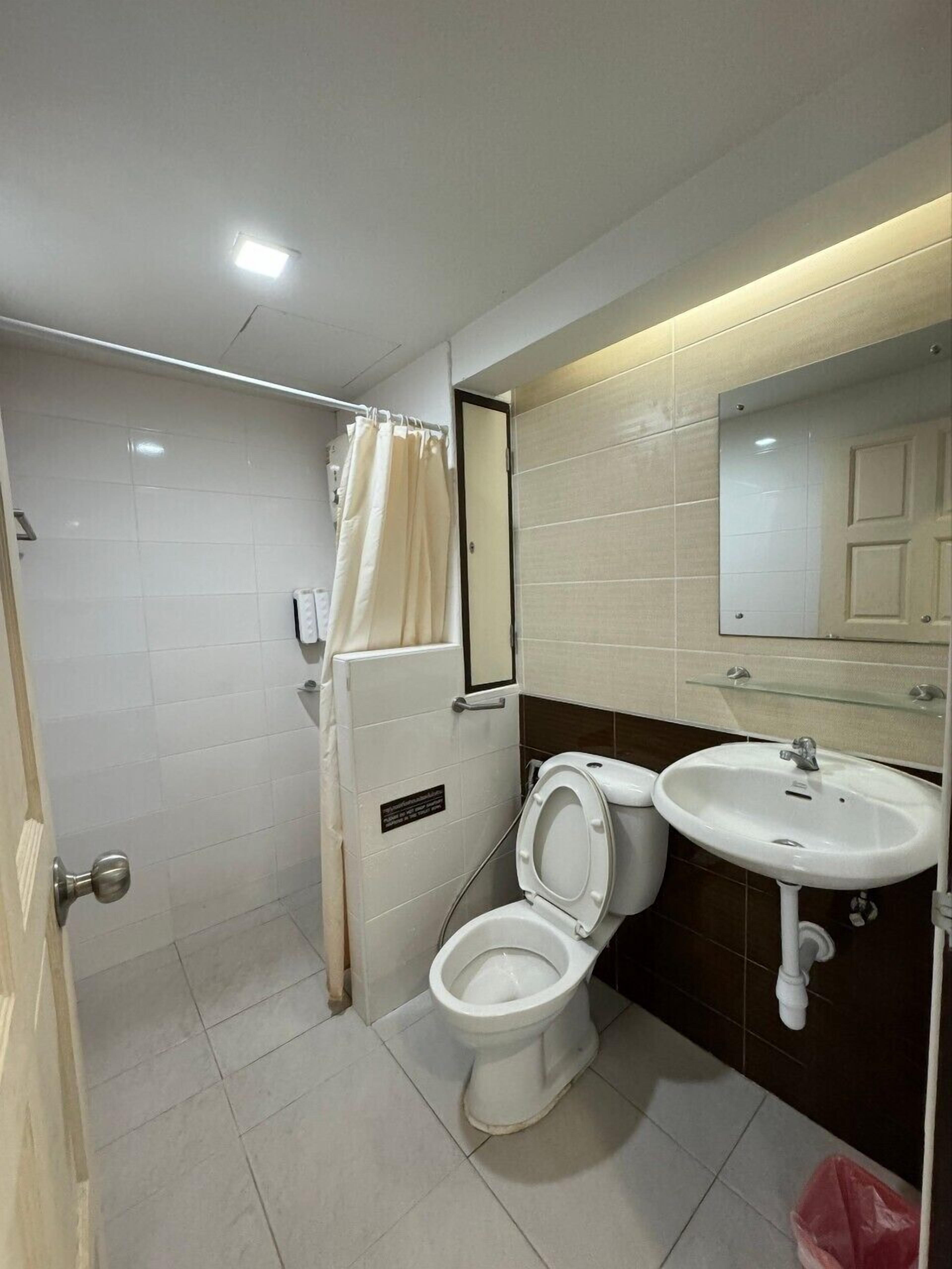 Economy Studio | Bathroom | Shower, free toiletries, hair dryer, towels
