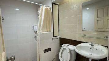 Economy Studio | Bilik Mandi | Pancuran mandi, kelengkapan dandanan diri percuma, pengering rambut