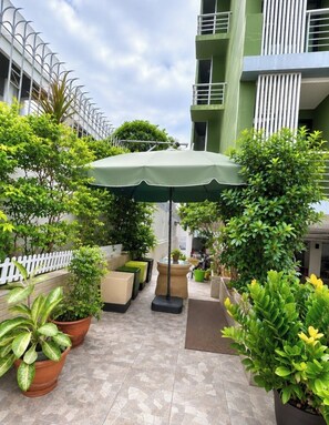 Economy Studio | Living area | 32-inch LED TV with satellite channels - Peaberry Place (Bangkok)