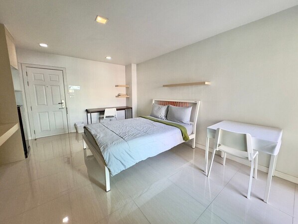 Studio Economy | Bàn, khu vực làm việc phù hợp cho laptop, màn/rèm cản sáng