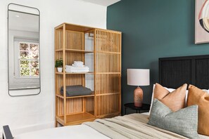 3 bedrooms, desk, iron/ironing board, free WiFi