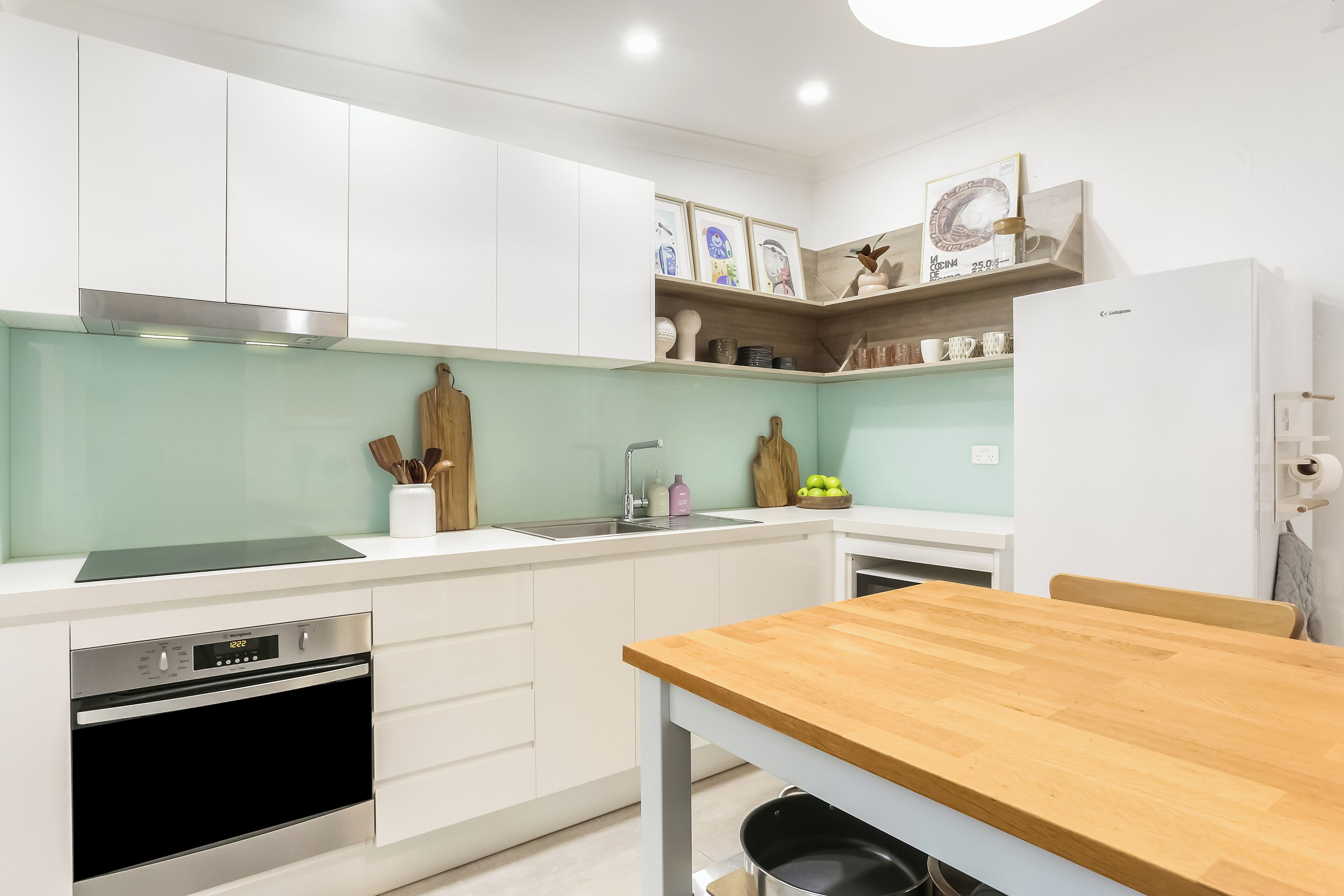 Køleskab, mikrobølgeovn, ovn, kogeplade