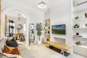 TV - 4mins walk to Central! Unique 2 Bed Terrace Home (City of Sydney)