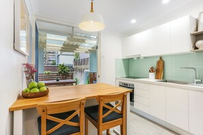 冷蔵庫、電子レンジ、オーブン、コンロ
