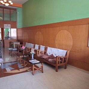 Lobby sitting area - Sri Vinayaka Lodge (Somvarpet)