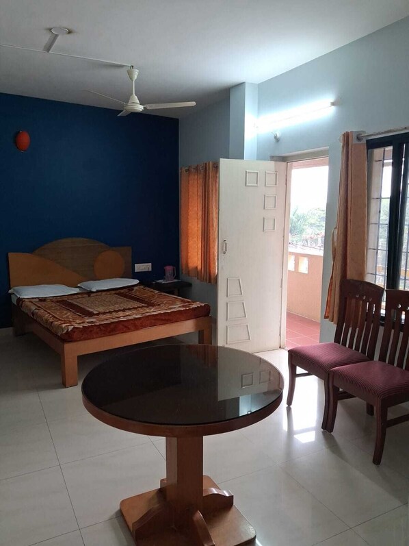 Deluxe Triple Room, Balcony, City View | Free WiFi - Sri Vinayaka Lodge (Somvarpet)