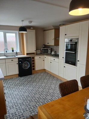 Fridge, microwave, oven, stovetop - Quiet 3-Bed Inverness House | Parking & Garden (Inverness)