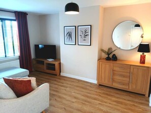 TV - Quiet 3-Bed Inverness House | Parking & Garden (Inverness)