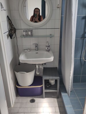 Hair dryer, towels, soap, toilet paper - Silvia's Meltemi apartment with mountain and sea views (Ferma)