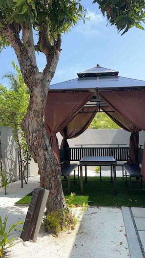 Outdoor dining - Private Vacation house in Milandhoo, Nice beach & Crystal Clear Water, WiFi, AC (Milandhoo)