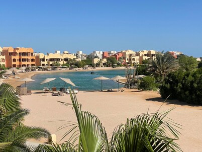 Upscale 2-bedroom condo in Gouna. Central Location. Gorgeous views. WiFi, AC