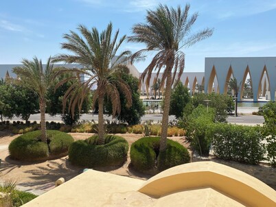 Upscale 2-bedroom condo in Gouna. Central Location. Gorgeous views. WiFi, AC