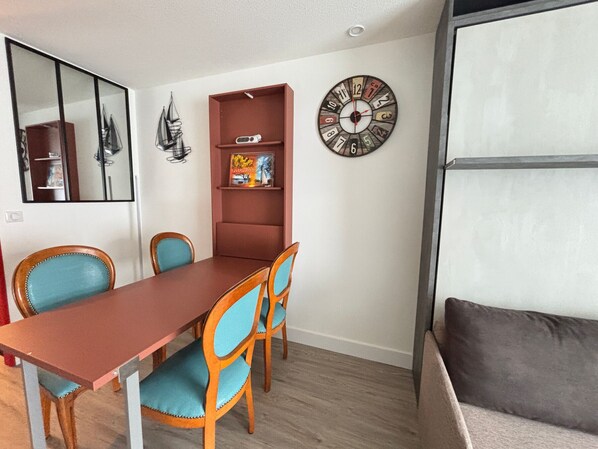 Dining - Studio in Les Sables-d'Olonne: 50m to Beach, for 3 people (Les Sables-d'Olonne)