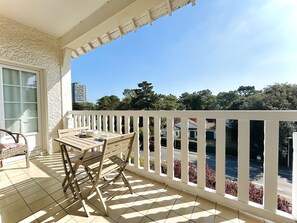 Outdoor dining - Modern T3 Apartment in La Baule, 6 pax (La Baule)