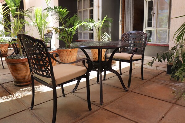 Studio, uitzicht op tuin | Terras