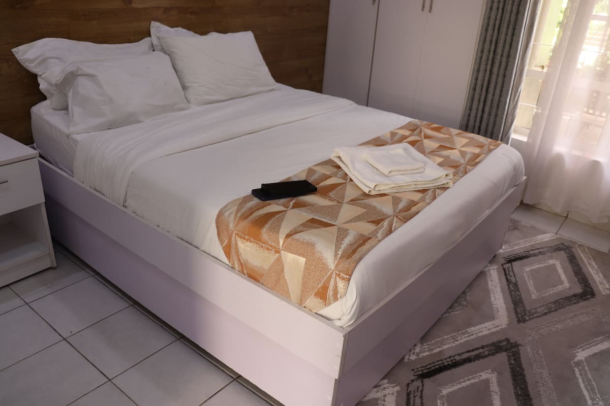 1 bedroom, premium bedding, free WiFi, bed sheets