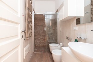 シャワー、ビデ、トイレットペーパー