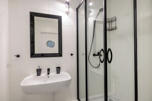 Apartment, Balcony | Bathroom - RentPlanet - Apartament Pułaskiego II (Wroclaw)