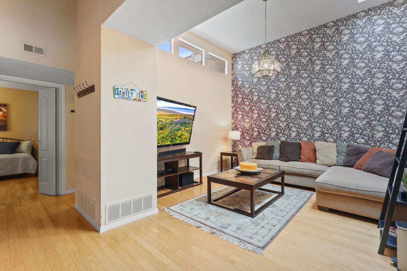 Télévision, cheminée, chaîne hi-fi, espaces bureaux