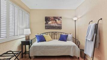 4 bedrooms, iron/ironing board, WiFi, bed sheets