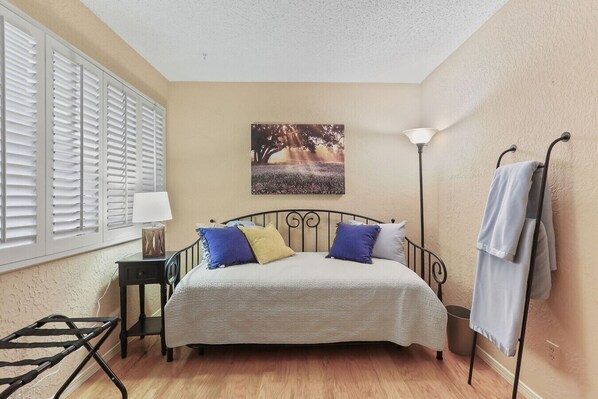 4 bedrooms, iron/ironing board, WiFi, bed sheets