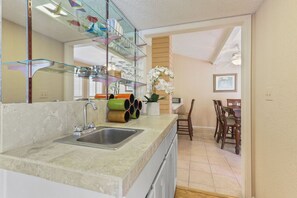 Fridge, microwave, oven, stovetop - Vista Hermosa Retreat (El Paso)