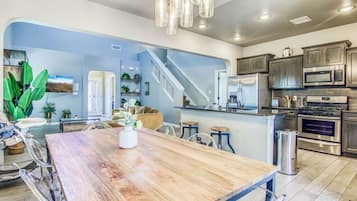 Jääkaappi, mikroaaltouuni, uuni, liesi