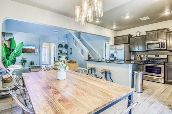 Jääkaappi, mikroaaltouuni, uuni, liesi