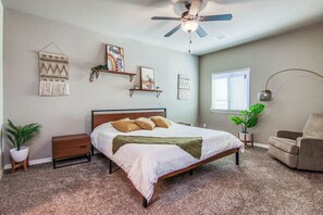 3 slaapkamers, een bureau, een strijkplank/strijkijzer, reisbedje