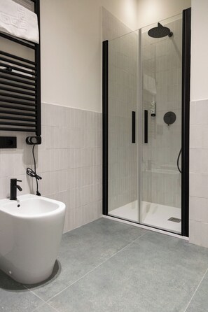 Basic Double Room | Bathroom | Shower, free toiletries, hair dryer, towels - Porta Antica (Bergamo)