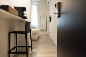 Kahden hengen standard-huone | Tallelokero huoneessa, työpöytä, pimennysverhot, ilmainen Wi-Fi