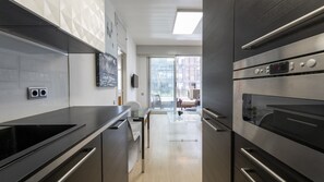 Fridge, microwave, oven, dishwasher - 1 bedroom flat with terrace-Monthly rent in Madrid (Madrid)