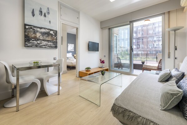 TV - 1 bedroom flat with terrace-Monthly rent in Madrid (Madrid)