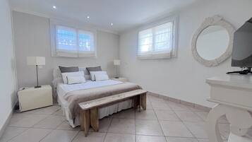 4 bedrooms, bed sheets