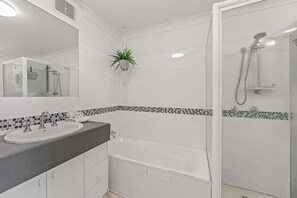 Sèche-cheveux, serviettes fournies