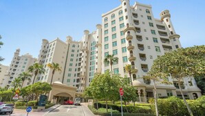 Front of property - Luxury 3 Bed Apartment at Palm Jumeirah (Dubai)
