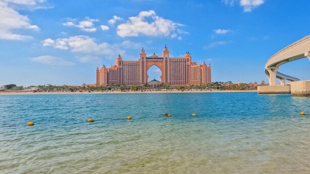 Pool - Luxury 3 Bed Apartment at Palm Jumeirah (Dubai)